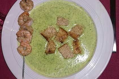 Brokkolicremesüppchen mit gebratenen Gambas und Croutons 5
