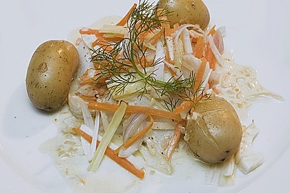 Heilbutt im Gem&uuml;sebett mit Senfsauce und kleinen Kartoffeln