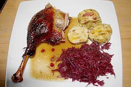 Gefüllter Gänsebraten mit Serviettenknödeln 5