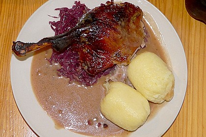 Gefüllter Gänsebraten mit Serviettenknödeln 7
