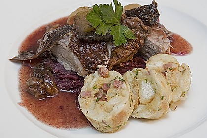 Gefüllter Gänsebraten mit Serviettenknödeln 2