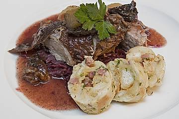 Gefüllter Gänsebraten mit Serviettenknödeln