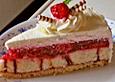 Streifentorte mit Beeren