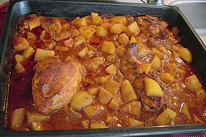 H&uuml;hnchen mit Rosmarinkartoffeln in Tomatenso&szlig;e