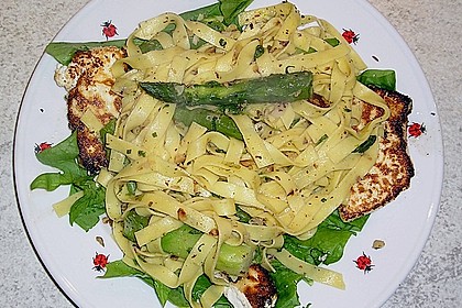 Bandnudeln mit gebratenem Ricotta und gr&uuml;nem Spargel