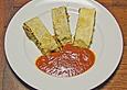 Gem&uuml;sestrudel mit scharfer Tomatenso&szlig;e