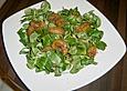 Salatdressing mit gebratenen Nektarinenscheiben zu Feldsalat