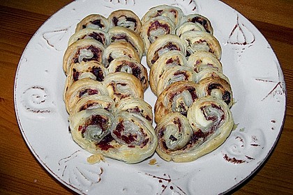 Bl&auml;tterteigschnecken mit Salami und Frischk&auml;se 2