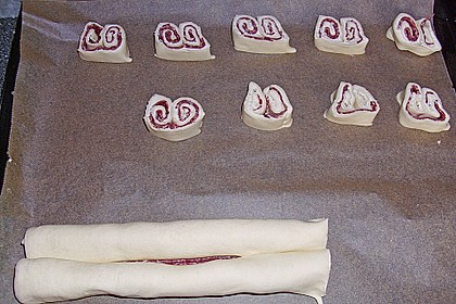 Bl&auml;tterteigschnecken mit Salami und Frischk&auml;se 3