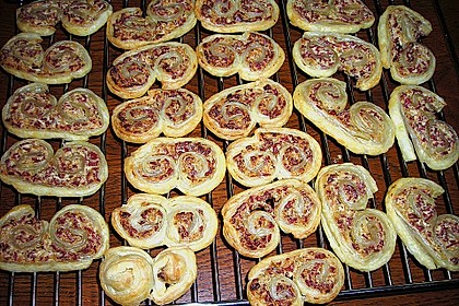 Bl&auml;tterteigschnecken mit Salami und Frischk&auml;se