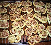 Bl&auml;tterteigschnecken mit Salami und Frischk&auml;se (Bild)