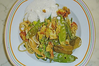 Nudeln mit Zitronengras und panierten Zuckererbsen