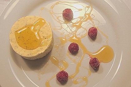 Geeiste Basilikumt&ouml;rtchen mit Honig und Himbeeren 3