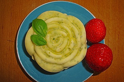 Geeiste Basilikumt&ouml;rtchen mit Honig und Himbeeren 14