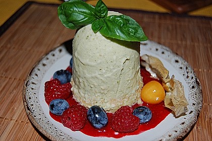 Geeiste Basilikumt&ouml;rtchen mit Honig und Himbeeren 15