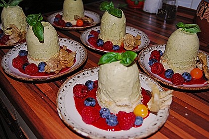 Geeiste Basilikumt&ouml;rtchen mit Honig und Himbeeren 16
