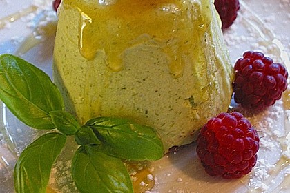 Geeiste Basilikumt&ouml;rtchen mit Honig und Himbeeren