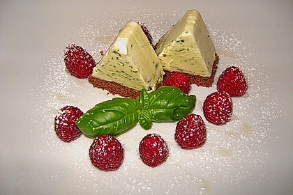 Geeiste Basilikumt&ouml;rtchen mit Honig und Himbeeren 17