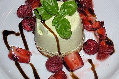 Geeiste Basilikumt&ouml;rtchen mit Honig und Himbeeren 1