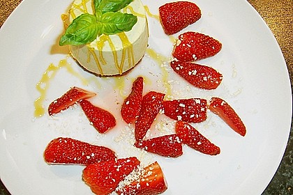 Geeiste Basilikumt&ouml;rtchen mit Honig und Himbeeren 2