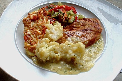 Festtagsschmaus mit Blumenkohl, Gurkensalat, und einem Steak