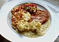 Festtagsschmaus mit Blumenkohl, Gurkensalat, und einem Steak