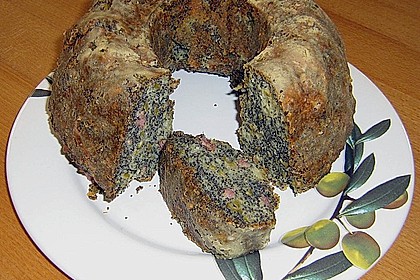Mohnkuchen mit Speck und Oliven