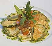 Zucchini � Piccata auf Tomatenkompott mit Rucolapesto und Nudeln (Bild)
