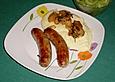 Frische Bratwurst mit P&uuml;ree und Zwiebeln mit &Auml;pfeln