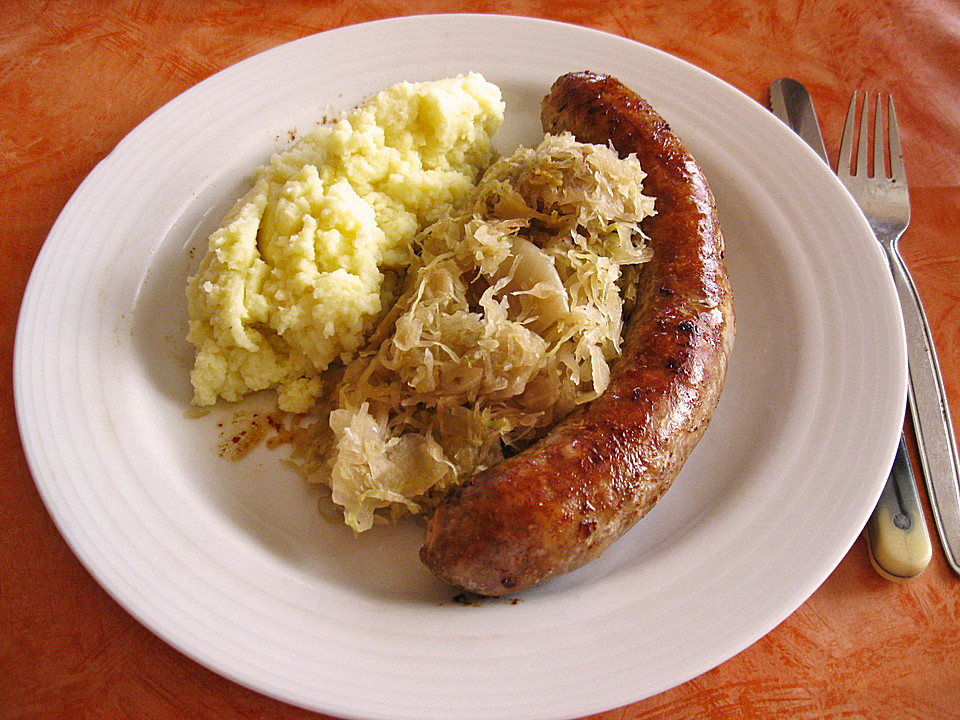 Frische Bratwurst mit Püree und Zwiebeln mit Äpfeln (Rezept mit Bild ...