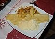 Honigapfel mit Mandeln an Crepes oder Eis
