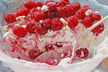 Quark mit Himbeeren