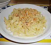 Nudelnester mit Nussso&szlig;e (Bild)