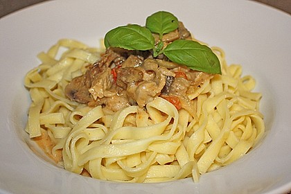 Puten - Sahne - Gulasch auf Bandnudeln 4