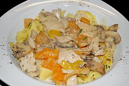 Puten - Sahne - Gulasch auf Bandnudeln 6