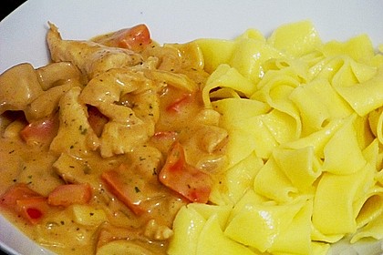 Puten - Sahne - Gulasch auf Bandnudeln 7