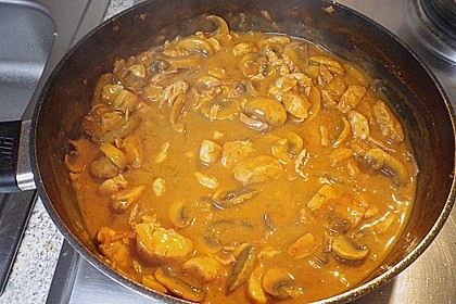 Puten - Sahne - Gulasch auf Bandnudeln 12
