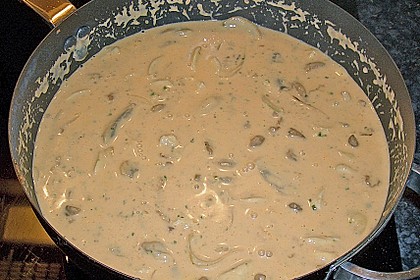 Puten - Sahne - Gulasch auf Bandnudeln