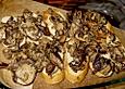 Knoblauchpilze auf ger&ouml;stetem Wei&szlig;brot