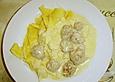 Sahneso&szlig;e mit Spargel und Kl&ouml;&szlig;chen