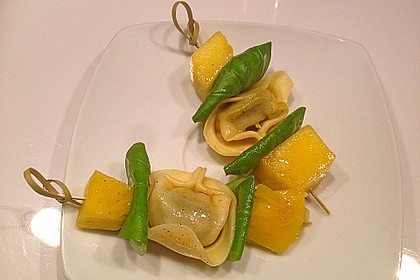 Fruchtige Tortellini - Spieße