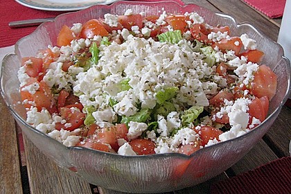 Tomatensalat mit Blattsalat und Fetak&auml;se