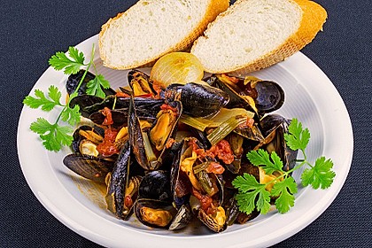 Miesmuscheln in pikantem Gemüsesud