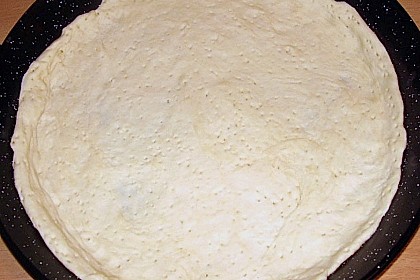 Familienpizza mit Ananas und Salami