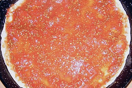Familienpizza mit Ananas und Salami 1