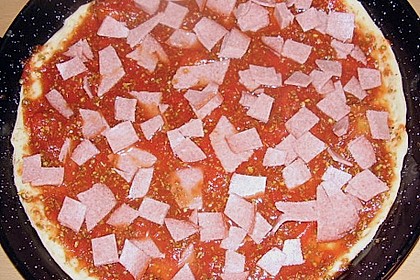 Familienpizza mit Ananas und Salami 2