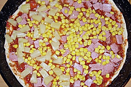 Familienpizza mit Ananas und Salami 3