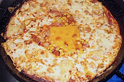 Familienpizza mit Ananas und Salami 4