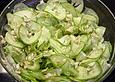 Gurkensalat mit Sonnenblumenkernen