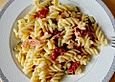 Fussili mit Zucchini, getrockneten Tomaten und Pinienkernen